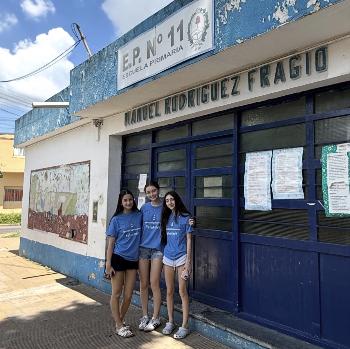 EDUCAR Lighthouse volunteers in front of Escuela Primaria Nº 11 in Buenos Aires, Argentina